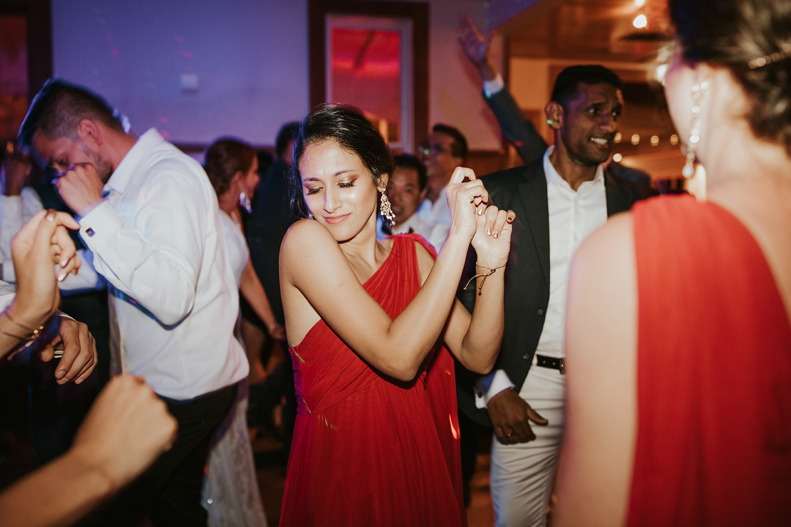 30 Best Wedding Line Dances and Songs in 2023